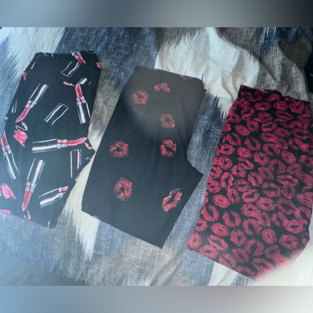Lularoe lipstick lip kisses lips TC leggings